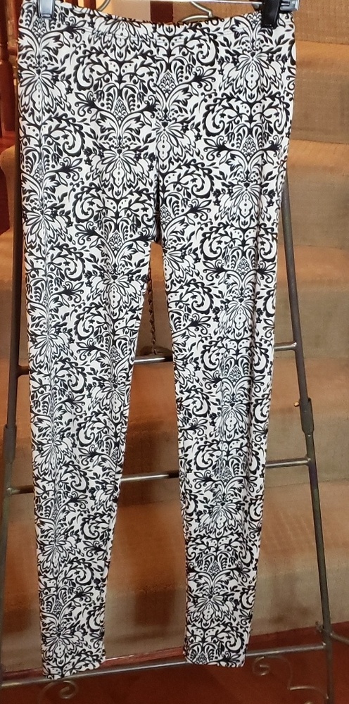 Body Central white leggings with black design